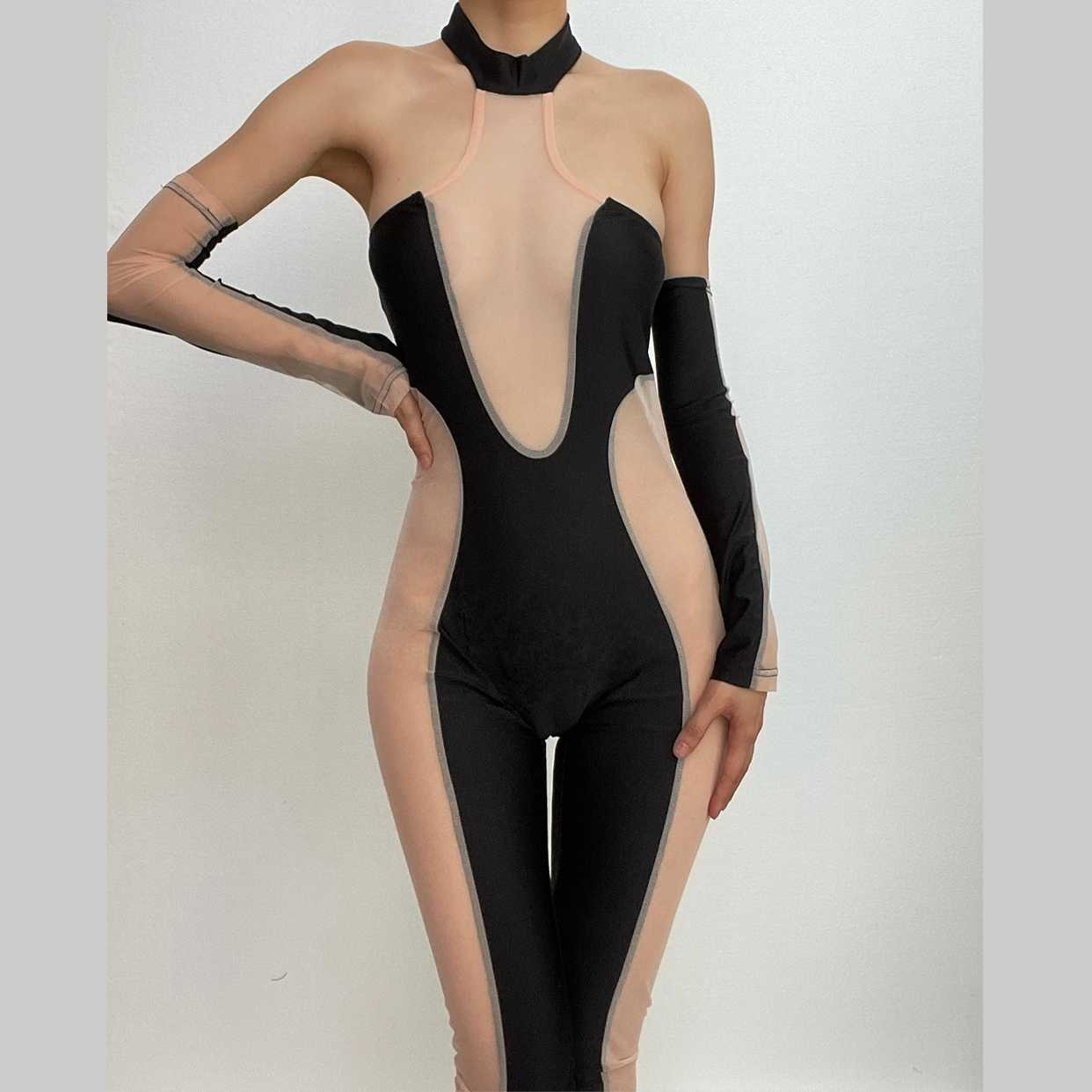 Rückenfreier Jumpsuit mit Neckholder und Netz-Patchwork und Kontrasthandschuhen