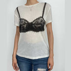 Top girocollo a maniche corte con motivo a reggiseno a contrasto 
