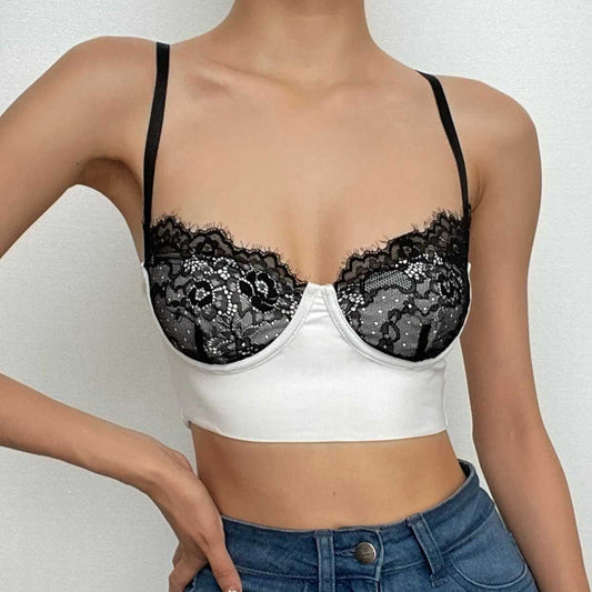 Top corto con scollatura profonda e schiena scoperta in pizzo patchwork a contrasto 