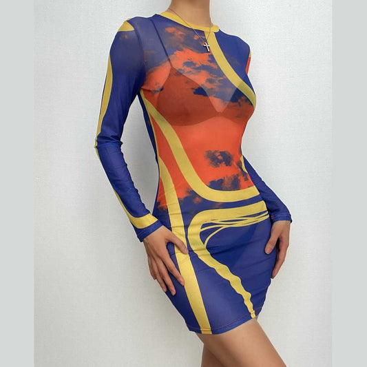 Transparentes Netzstoff-Minikleid mit langen Ärmeln und kontrastierendem Rundhalsausschnitt 