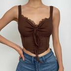 Top corto senza maniche con scollo a V, coulisse e orlo in pizzo 