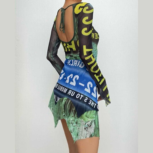 Rückenfreies, langärmliges Minikleid aus transparentem Netzstoff mit Kontrastdruck 