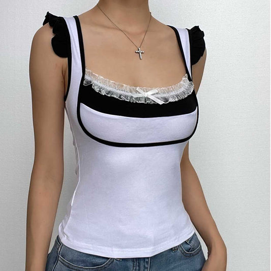 Top patchwork a contrasto con scollo quadrato, maniche corte e orlo in pizzo con volant 