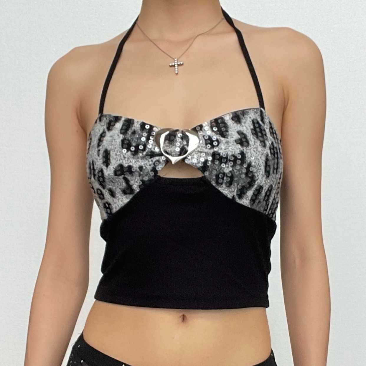 Rückenfreies Crop-Top mit Leopardenmuster und Glitzer-Neckholder und Knöpfen in Kontrastfarbe 