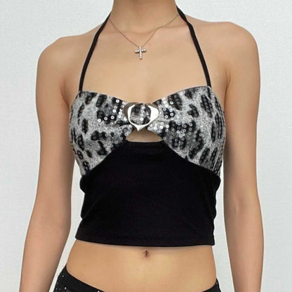 Rückenfreies Crop-Top mit Leopardenmuster und Glitzer-Neckholder und Knöpfen in Kontrastfarbe 