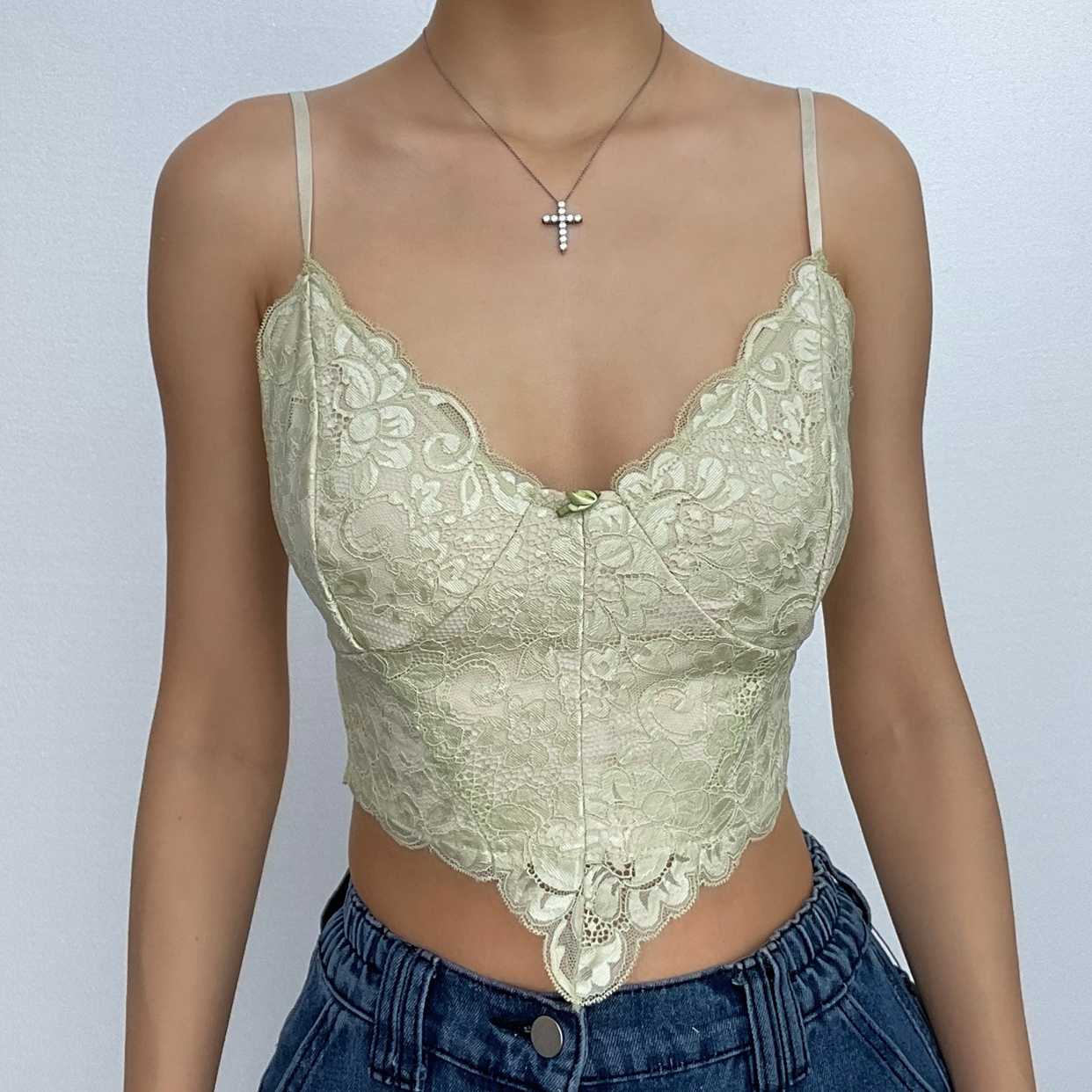 Top corto in pizzo con scollo a V e schiena scoperta, applicazioni floreali a contrasto