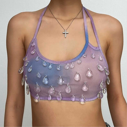 Rückenfreies Neckholder-Crop-Top zum Selbstbinden mit transparentem Netzstoff und Batikmuster und Steinanhänger 