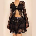 Einfarbiges Crop-Top mit ausgestellten Ärmeln, Spitzenschlitz und V-Ausschnitt 