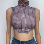 Top corto senza maniche a contrasto con collo alto e tie-dye