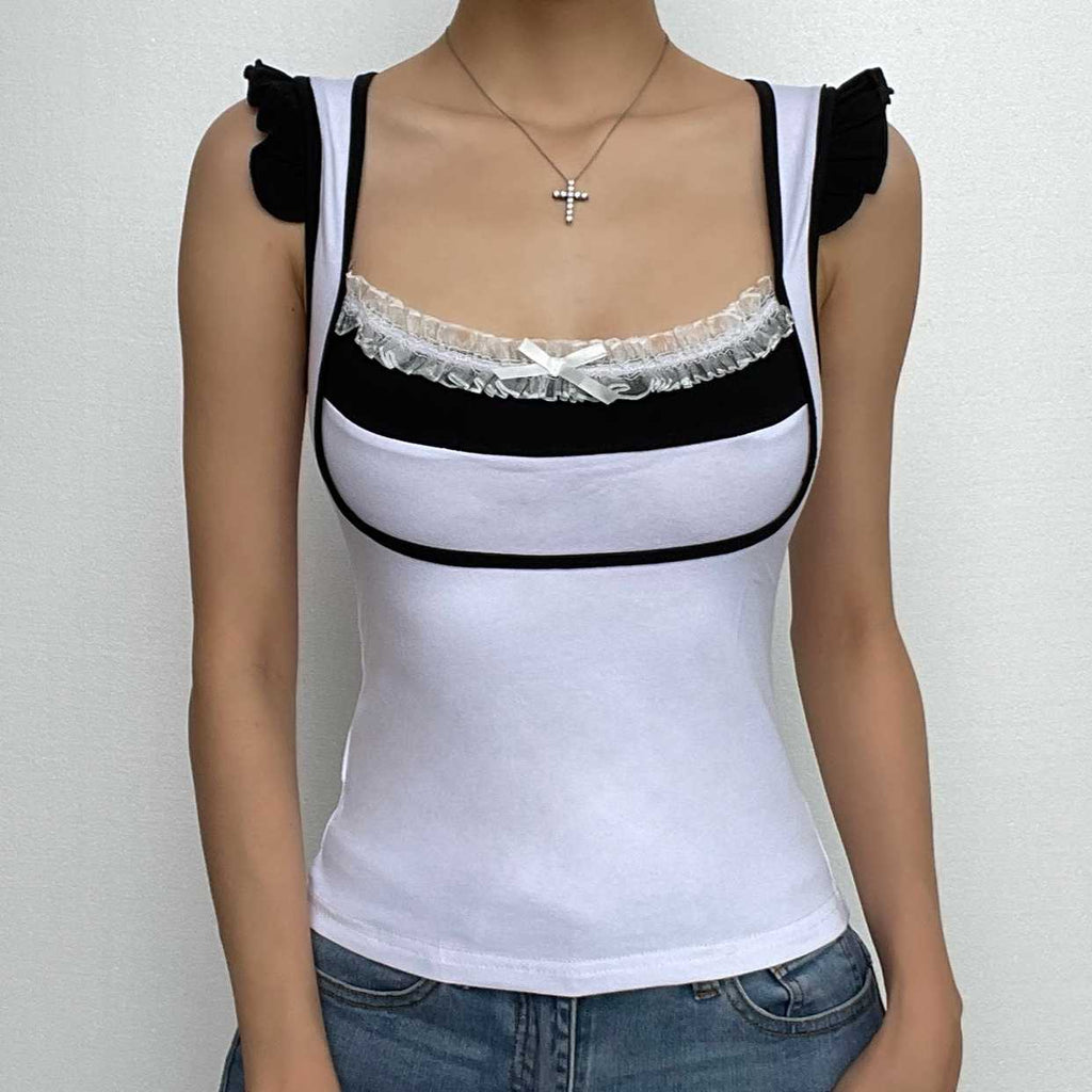 Top patchwork a contrasto con scollo quadrato, maniche corte e orlo in pizzo con volant 
