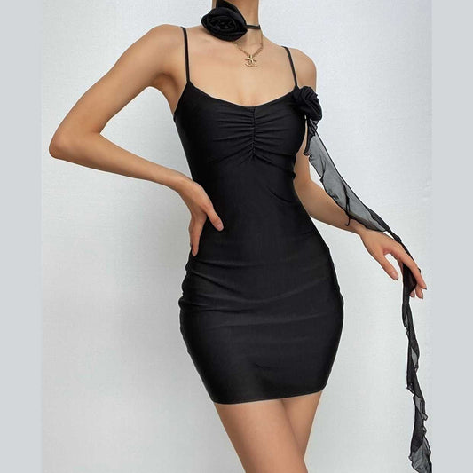 Rückenfreies Minikleid mit V-Ausschnitt und Blumenapplikation 