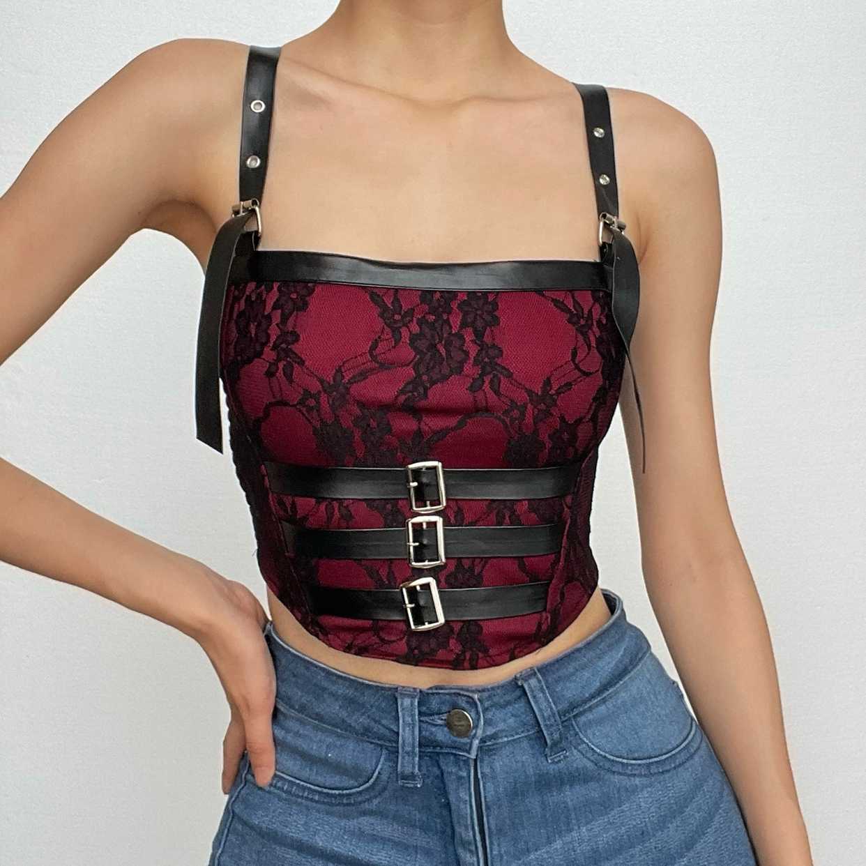 Top corto con scollo quadrato, schiena scoperta, pizzo smock e fibbia a contrasto 