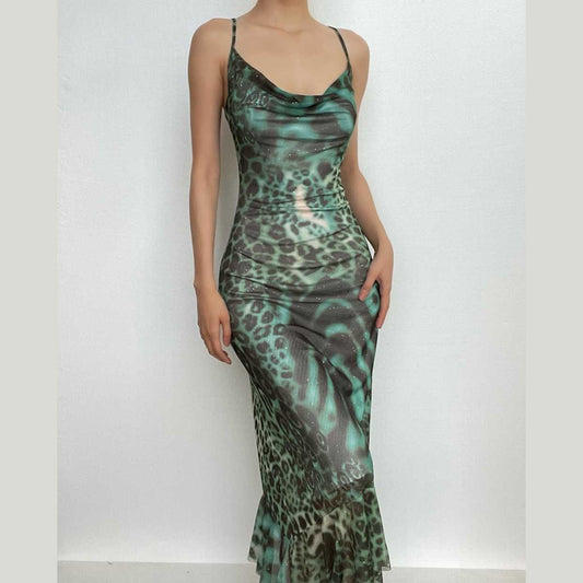 Rückenfreies Maxikleid aus Netzstoff mit Wasserfallausschnitt und kontrastierenden Rüschen im Leopardenmuster 