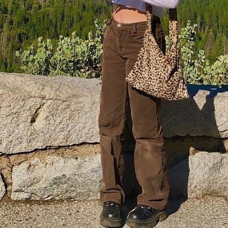 Pantaloni in velluto a coste marrone a vita bassa "Kim"