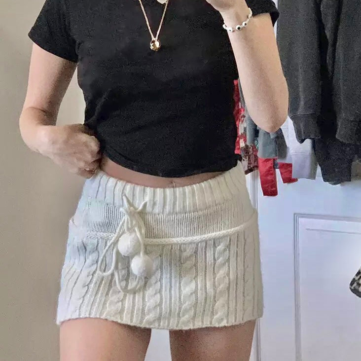 Gonna micro Y2K in maglia a trecce con dettaglio pompon