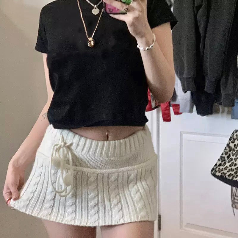 Gonna micro Y2K in maglia a trecce con dettaglio pompon