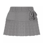 Gonna micro Y2K in maglia a trecce con dettaglio pompon