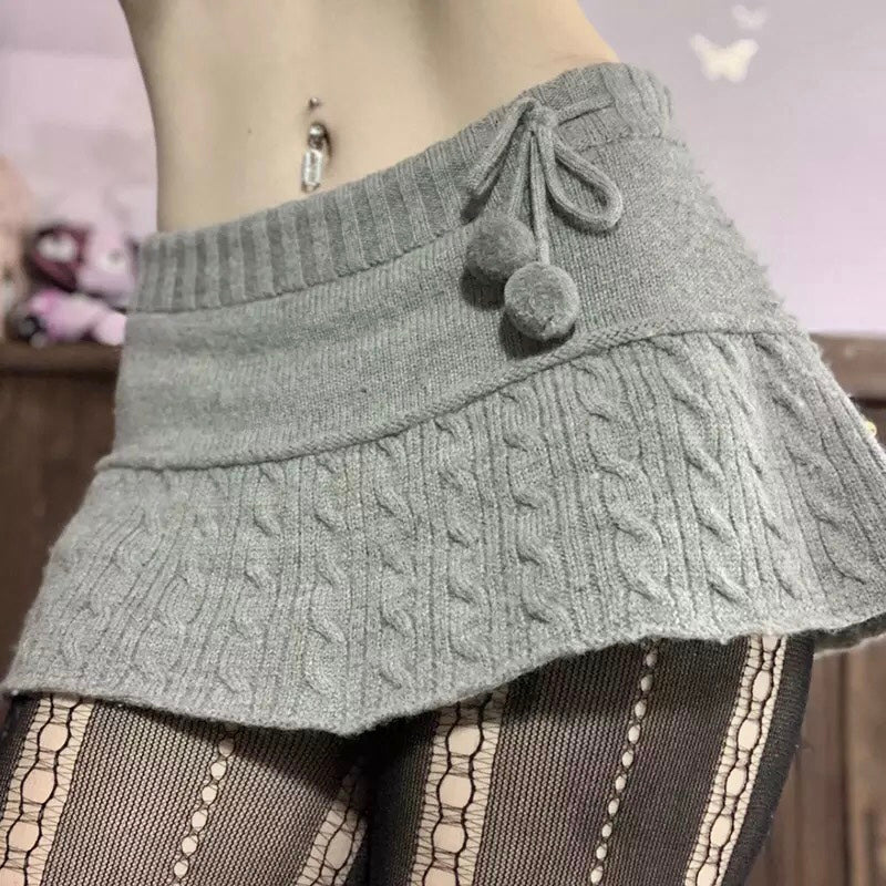 Gonna micro Y2K in maglia a trecce con dettaglio pompon