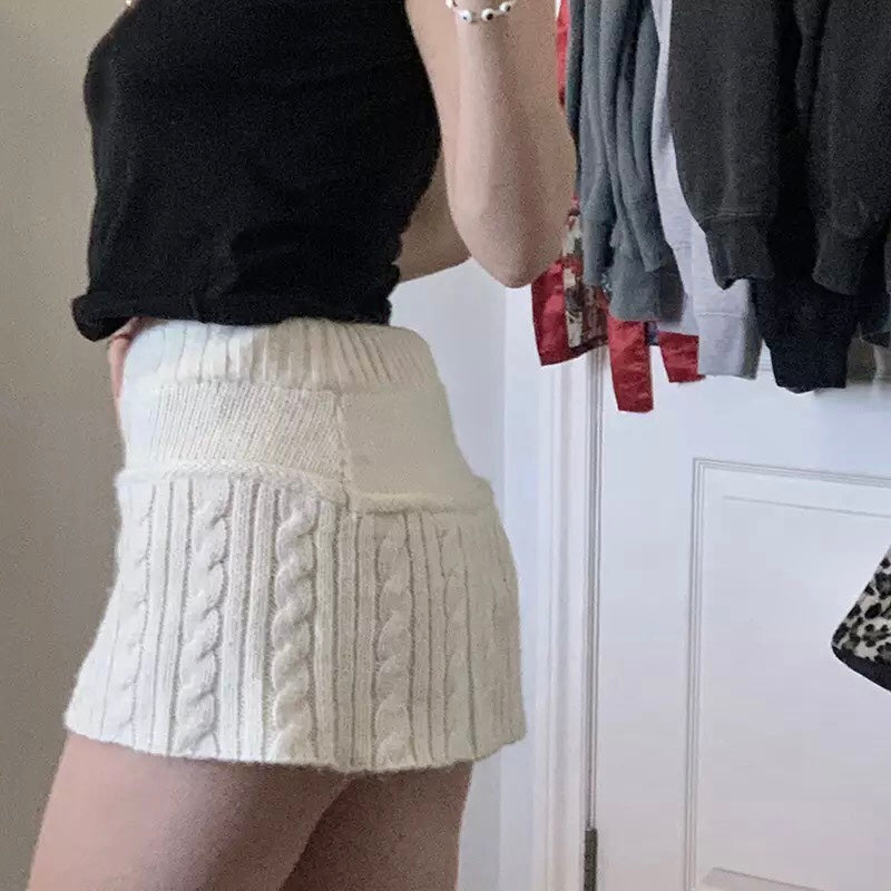 Gonna micro Y2K in maglia a trecce con dettaglio pompon