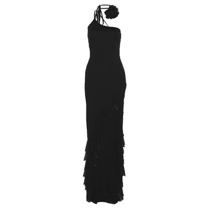 Einfarbiges Maxikleid mit einer Schulter und unregelmäßiger Rüschen-Blumen-Applikation