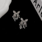 Orecchini con ciondolo a farfalla e nappe in strass 