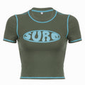 Top corto con scollo a giro e maniche corte a contrasto con motivo "sure" 