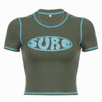 Top corto con scollo a giro e maniche corte a contrasto con motivo "sure" 
