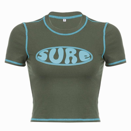 Top corto con scollo a giro e maniche corte a contrasto con motivo "sure" 