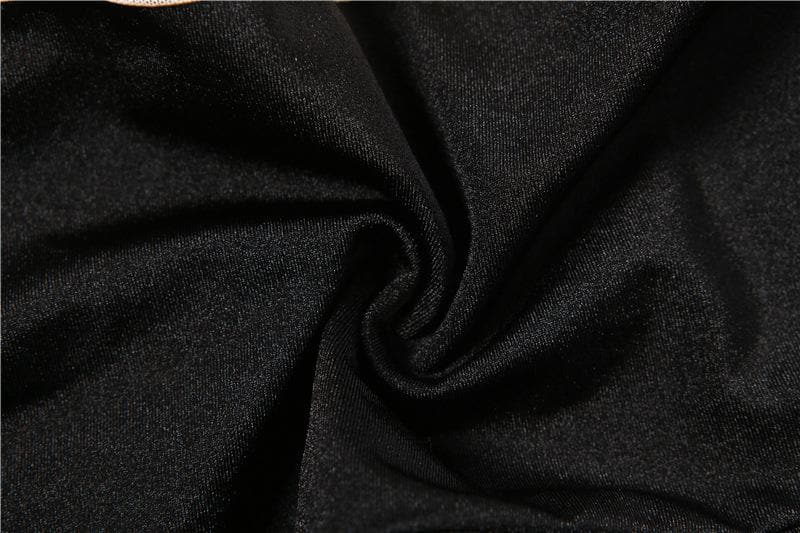 Rückenfreier Jumpsuit mit Neckholder und Netz-Patchwork und Kontrasthandschuhen