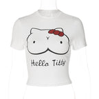 Top corto a maniche corte con scollo rotondo e motivo "Hello Titty" a contrasto