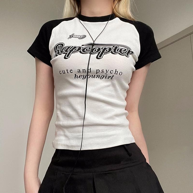 Kurzarm-Top mit Rundhalsausschnitt und Patchwork-Buchstabenmuster in Kontrastfarbe 