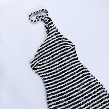 Flauschiges, rückenfreies Neckholder-Minikleid mit Kontraststreifen und unregelmäßigen Bändern