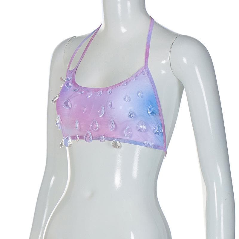 Rückenfreies Neckholder-Crop-Top zum Selbstbinden mit transparentem Netzstoff und Batikmuster und Steinanhänger 