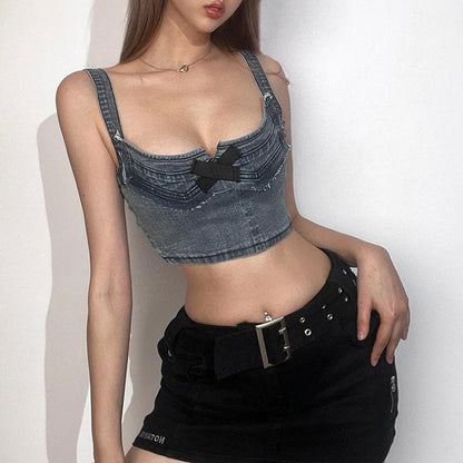 Top corto in denim senza maniche con lacci e orlo grezzo a contrasto 