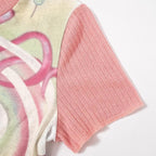 Top a maniche corte con scollo rotondo e patchwork a contrasto astratto 