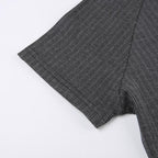 Top corto a maniche corte con scollo rotondo e ricamo a coste 