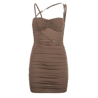 Gerafftes, unregelmäßiges, rückenfreies Minikleid mit massiver Metallkette