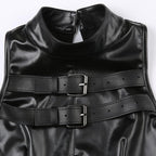 Top corto in similpelle con bottoni patchwork senza maniche e fibbia