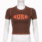 Top corto con scollo a giro e maniche corte a contrasto con motivo "sure" 