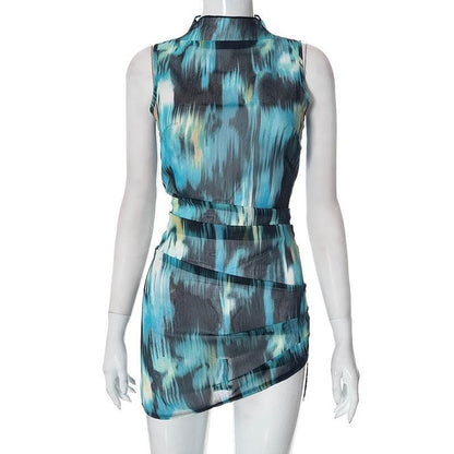 Ärmelloses Minikleid aus Chiffon mit hohem Kragen, Batikmuster und gerafftem Kontrast