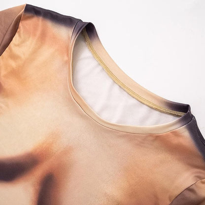Kurzärmliges Crop-Top mit Rundhalsausschnitt und kontrastierendem Body-Muster 