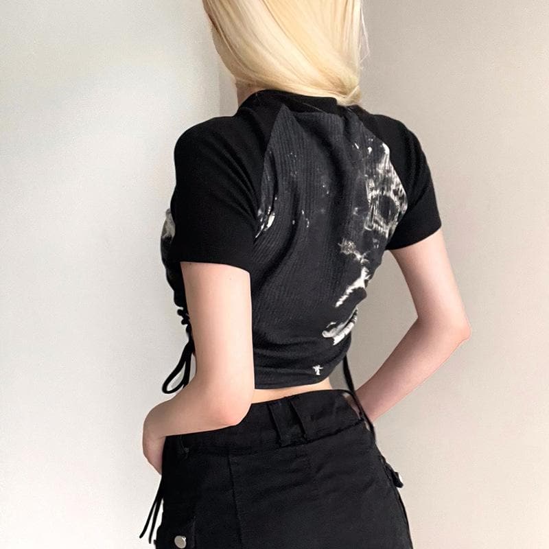 Top corto a maniche corte con patchwork a contrasto e tie-dye con coulisse 