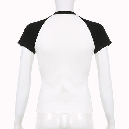 Top girocollo a maniche corte con motivo a lettere patchwork a contrasto 