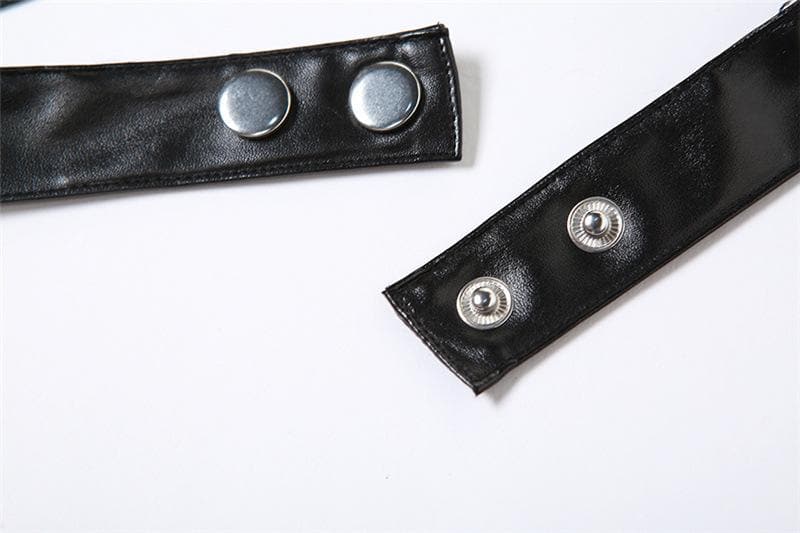 Top corto in pelle PU traforata con bottoni e schiena incrociata 