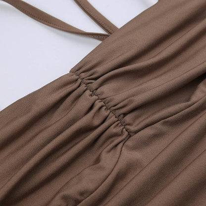 Gerafftes, unregelmäßiges, rückenfreies Minikleid mit massiver Metallkette