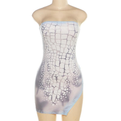 Tief ausgeschnittenes, unregelmäßiges Mini-Tube-Kleid mit Schlitz und Kontrastdruck