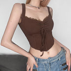 Top corto senza maniche con scollo a V, coulisse e orlo in pizzo 