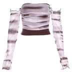 Top a maniche lunghe con volant e spalle scoperte in rete tie-dye arricciato 