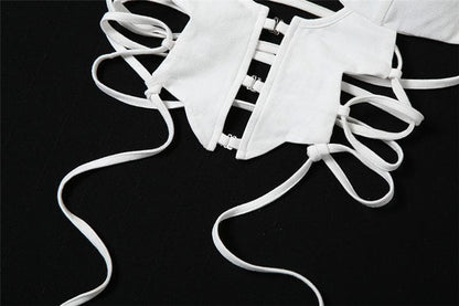 Top corto con scollo a V traforato, schiena scoperta e lacci 