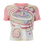 Top a maniche corte con scollo rotondo e patchwork a contrasto astratto 